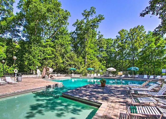 Gatlinburg Vacation Rental Balcony With Hot Tub!