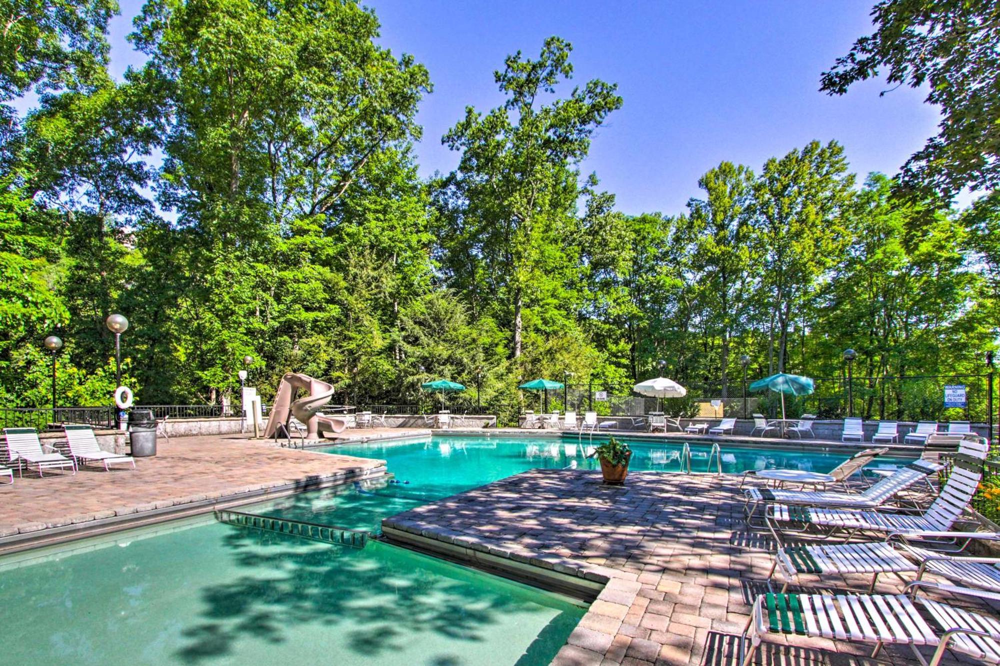 Vacation Balcony With Hot Tub! Gatlinburg